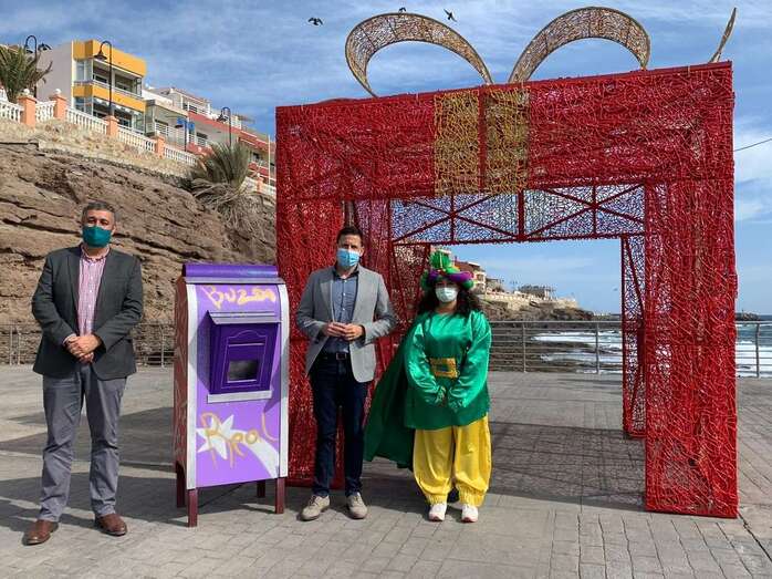 El alcalde Héctor Suárez con el concejal de Festejos, Servando González, y un paje real/TA.